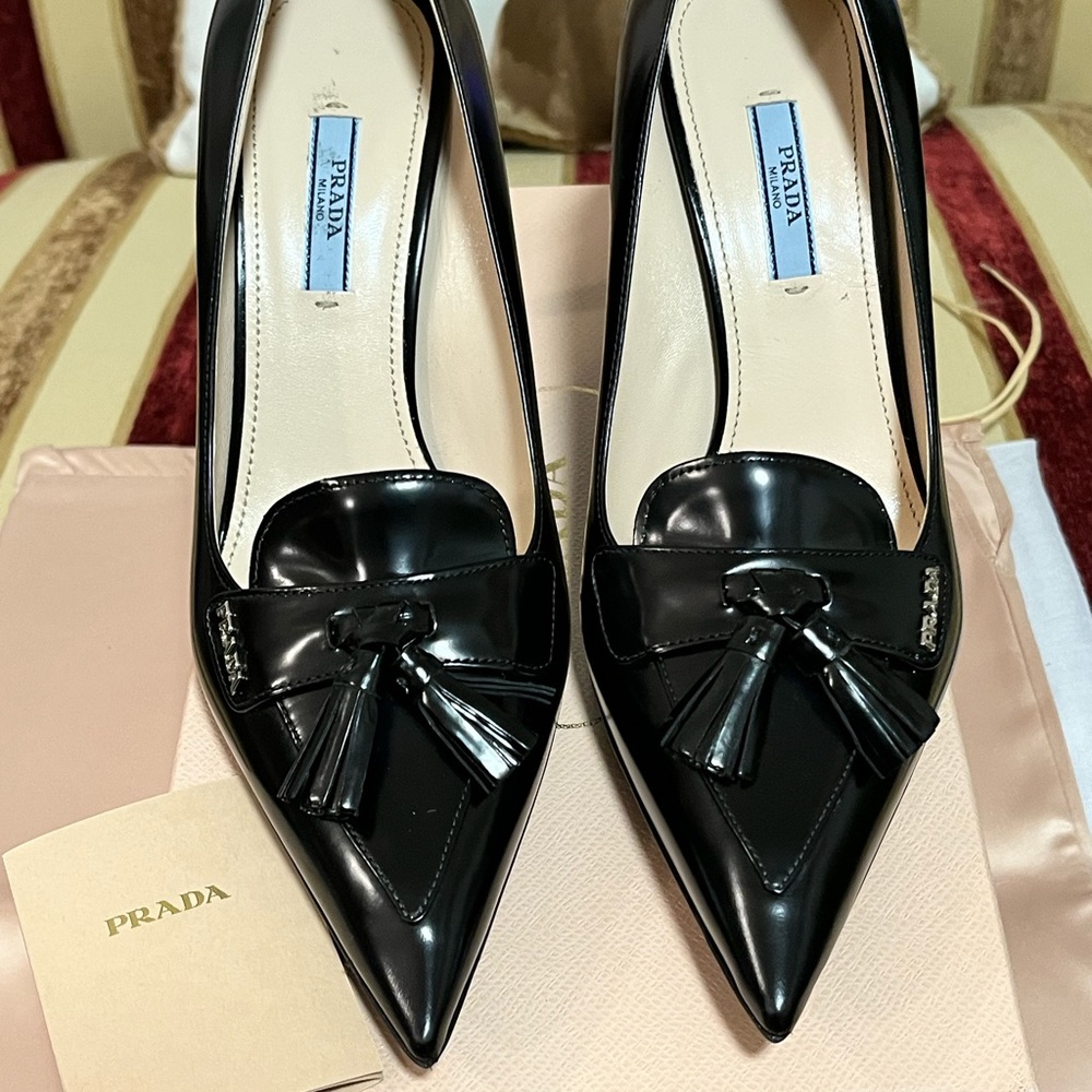 PRADA NIB AUTHENTIC VINTAGE BLACK GENUINE PATENT LEATHER PUMPS WITH TASSELS - Picture 9 of 17